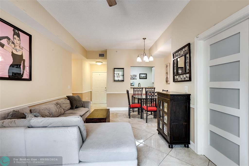 For Sale: $349,000 (1 beds, 1 baths, 894 Square Feet)