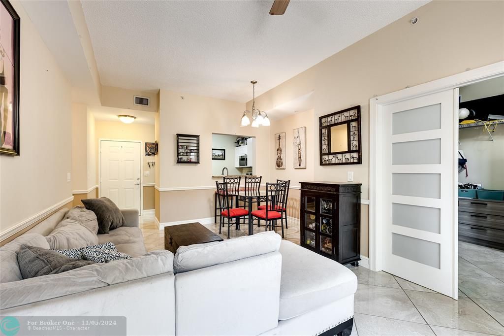 For Sale: $349,000 (1 beds, 1 baths, 894 Square Feet)