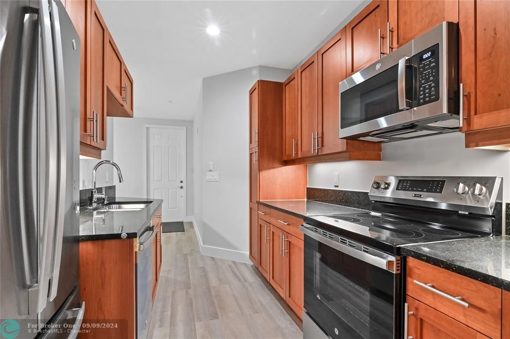 For Sale: $325,000 (1 beds, 1 baths, 856 Square Feet)