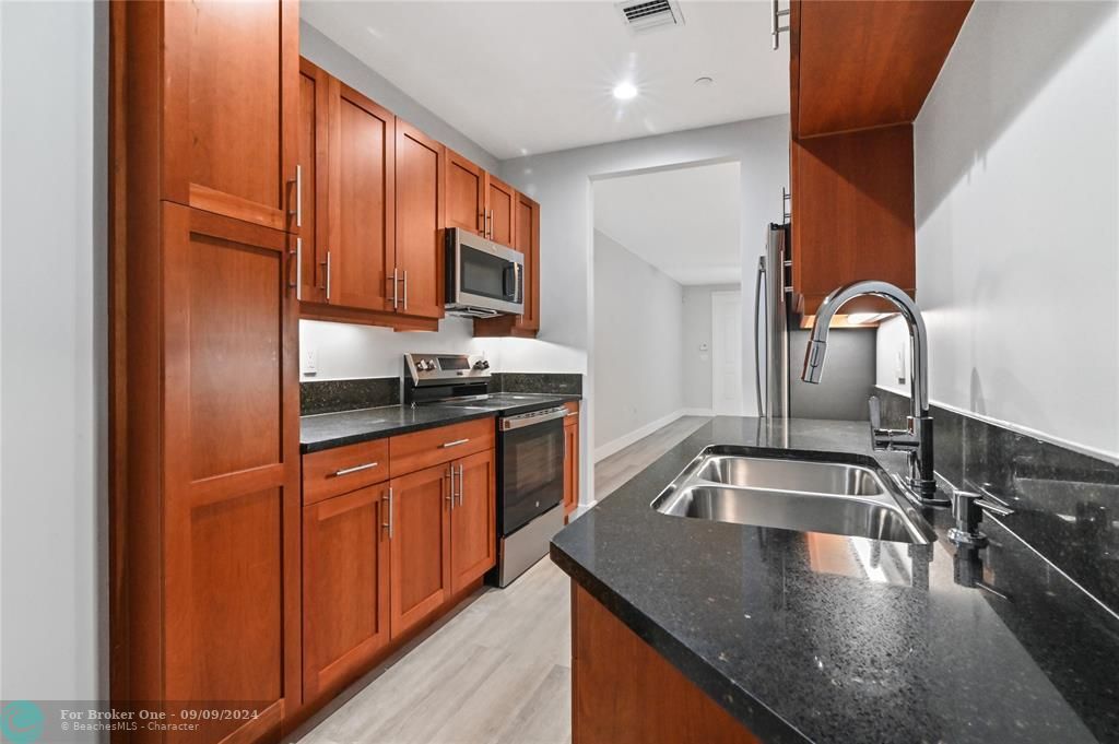 For Sale: $325,000 (1 beds, 1 baths, 856 Square Feet)