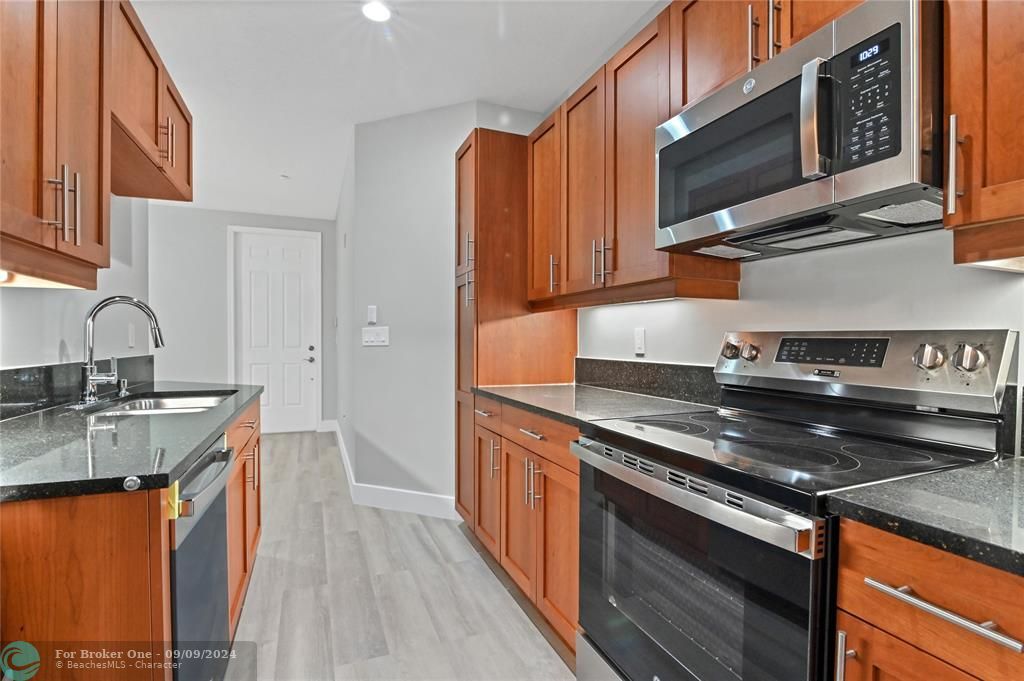 For Sale: $325,000 (1 beds, 1 baths, 856 Square Feet)