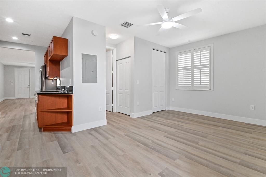 For Sale: $325,000 (1 beds, 1 baths, 856 Square Feet)