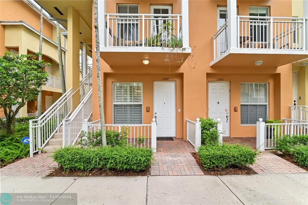 For Sale: $325,000 (1 beds, 1 baths, 856 Square Feet)