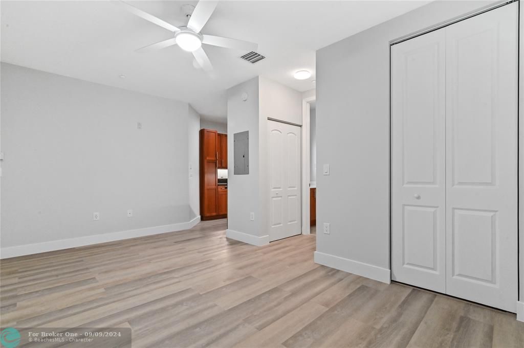 For Sale: $325,000 (1 beds, 1 baths, 856 Square Feet)