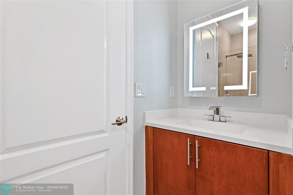 For Sale: $325,000 (1 beds, 1 baths, 856 Square Feet)