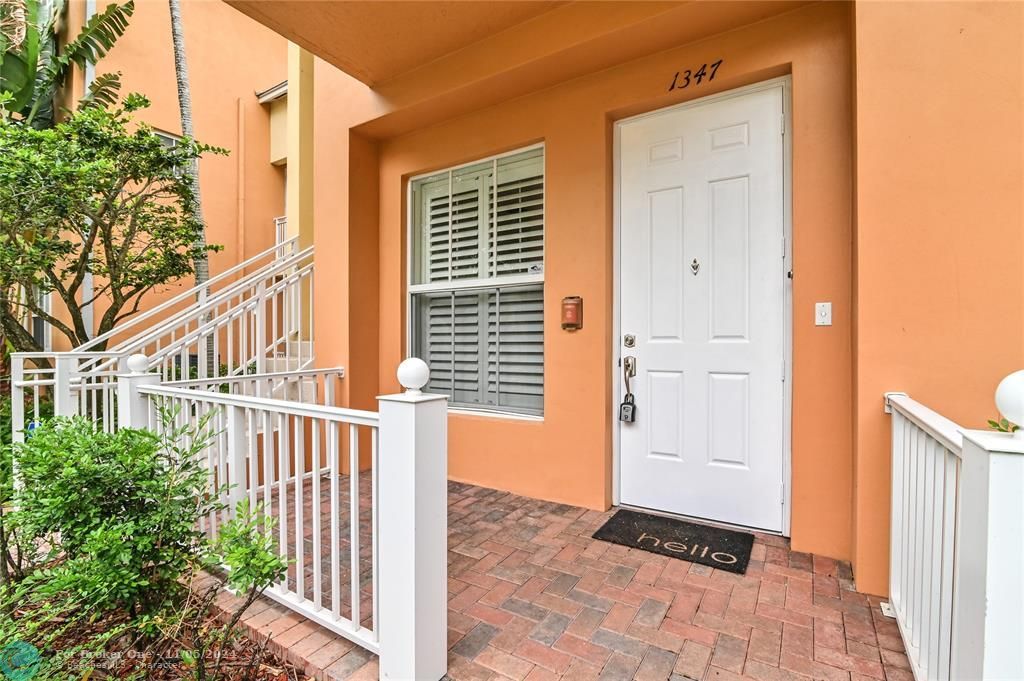 For Sale: $325,000 (1 beds, 1 baths, 856 Square Feet)