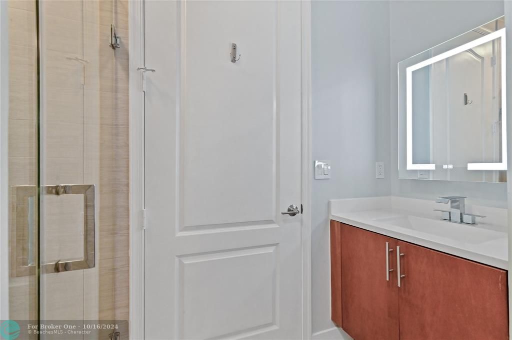 For Sale: $325,000 (1 beds, 1 baths, 856 Square Feet)