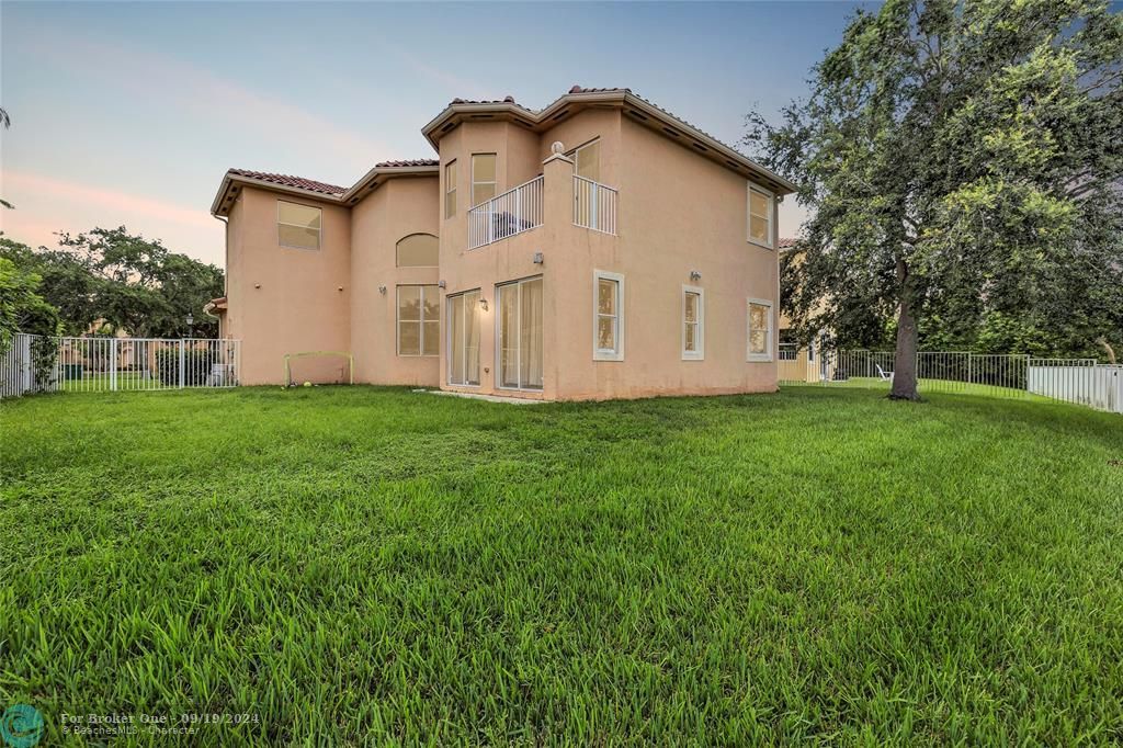 Active With Contract: $800,000 (5 beds, 3 baths, 2988 Square Feet)