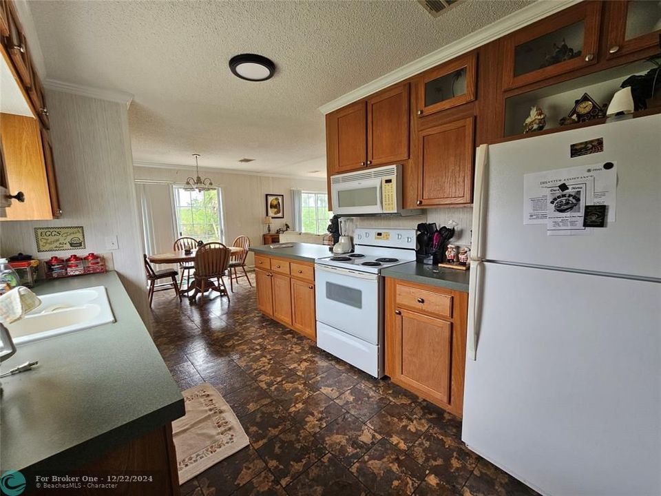 For Sale: $205,000 (2 beds, 2 baths, 1040 Square Feet)