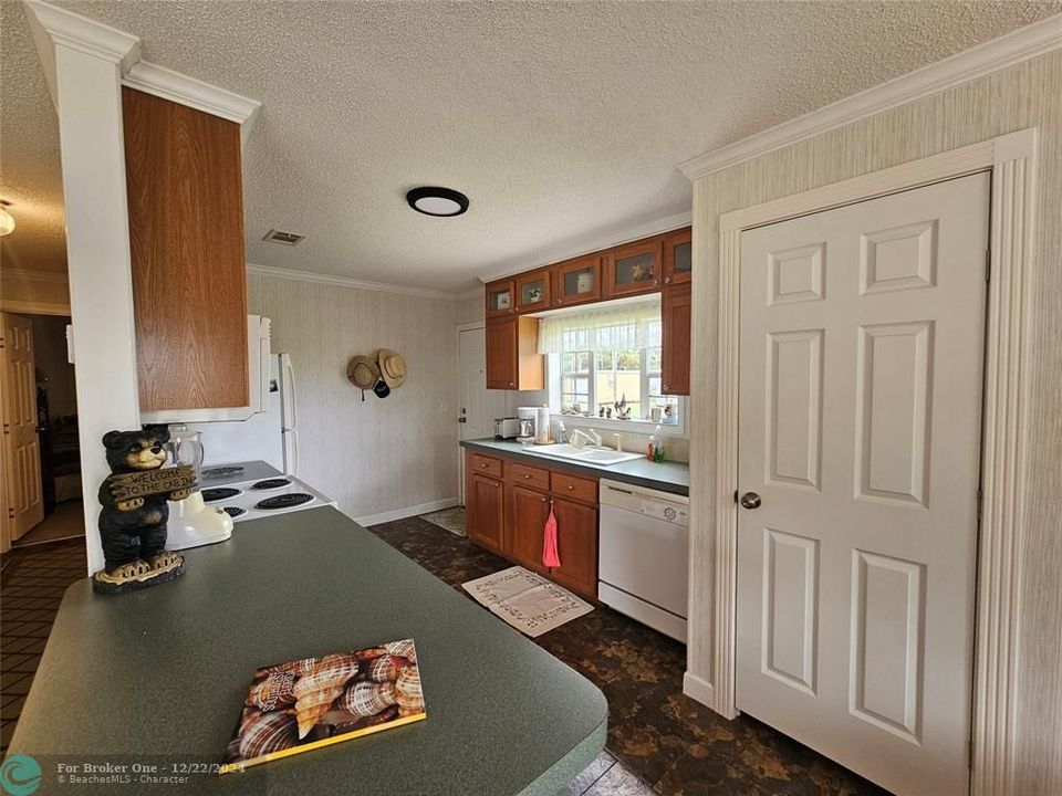 For Sale: $205,000 (2 beds, 2 baths, 1040 Square Feet)