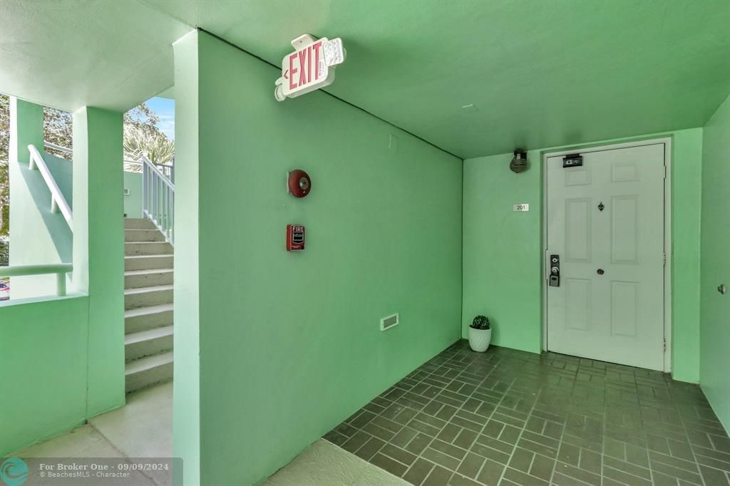 For Sale: $290,000 (2 beds, 2 baths, 1113 Square Feet)