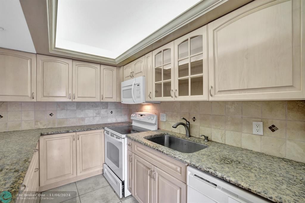 For Rent: $2,100 (2 beds, 2 baths, 960 Square Feet)