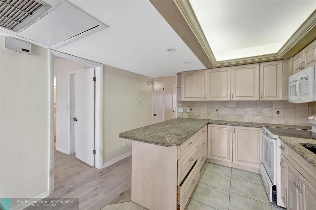 For Rent: $2,100 (2 beds, 2 baths, 960 Square Feet)