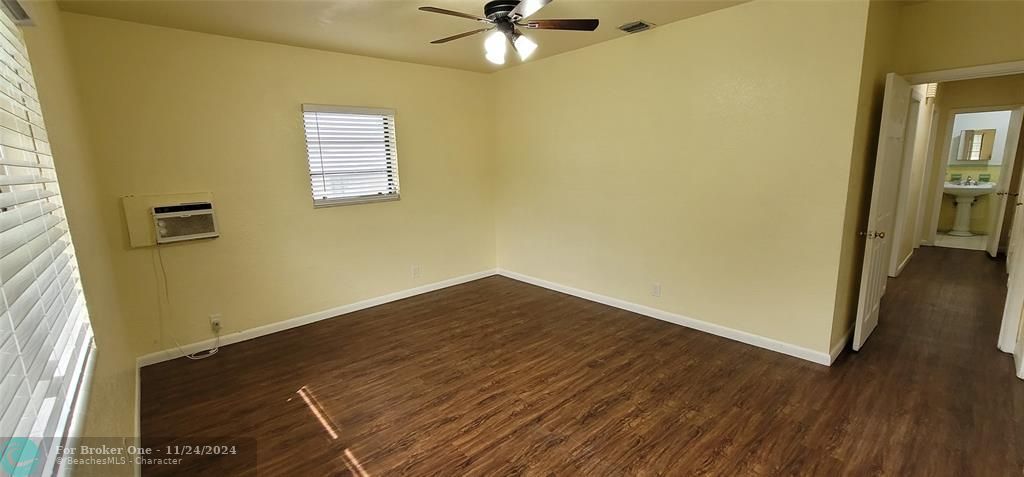 For Rent: $3,595 (4 beds, 2 baths, 1281 Square Feet)