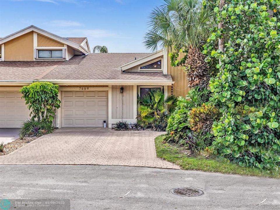 Recently Sold: $590,000 (2 beds, 2 baths, 1627 Square Feet)