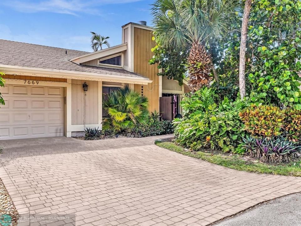 Recently Sold: $590,000 (2 beds, 2 baths, 1627 Square Feet)
