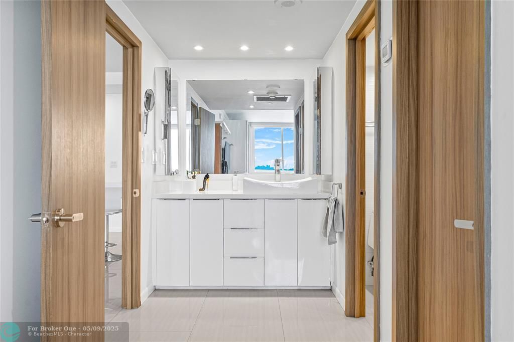 Recently Sold: $349,999 (1 beds, 1 baths, 762 Square Feet)