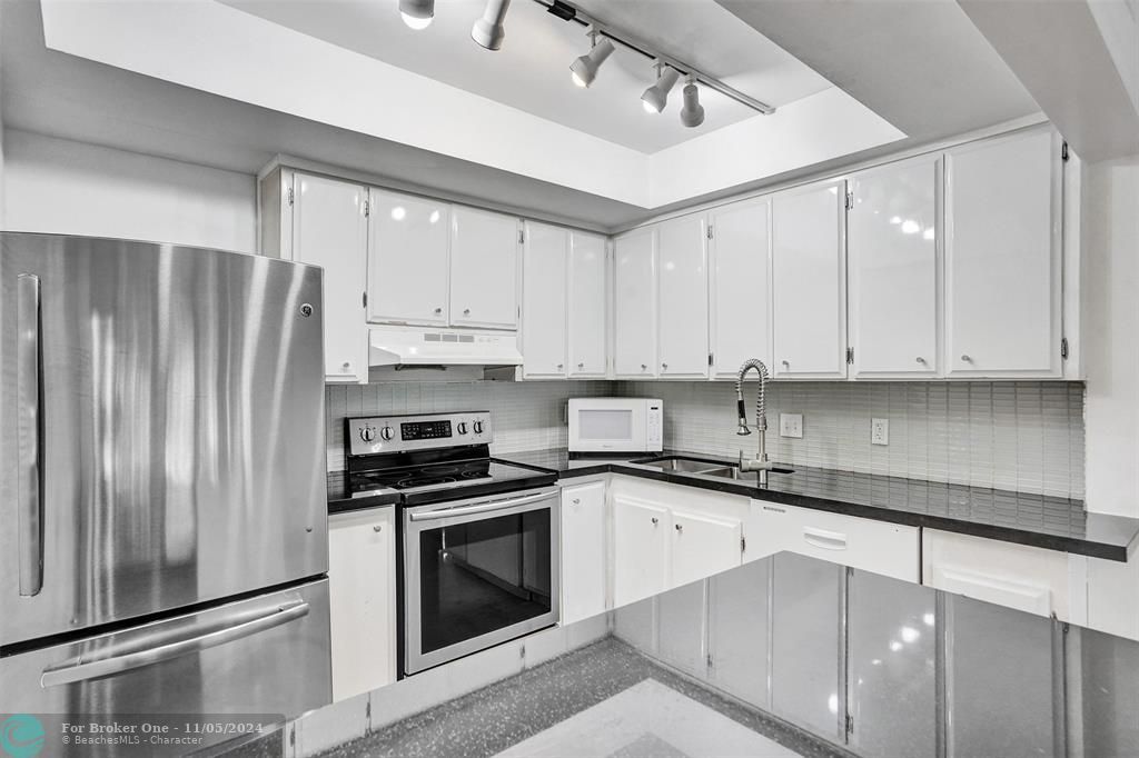 For Sale: $275,000 (2 beds, 2 baths, 1170 Square Feet)