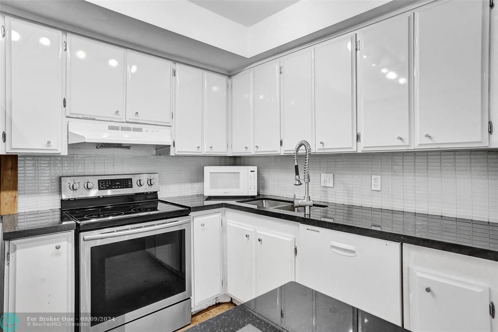 For Sale: $275,000 (2 beds, 2 baths, 1170 Square Feet)