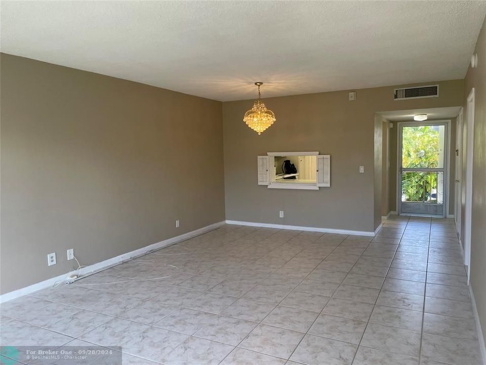 Active With Contract: $1,750 (1 beds, 1 baths, 1070 Square Feet)