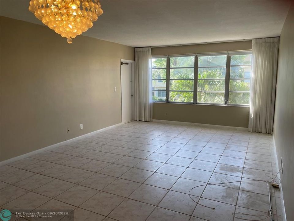 Active With Contract: $1,750 (1 beds, 1 baths, 1070 Square Feet)