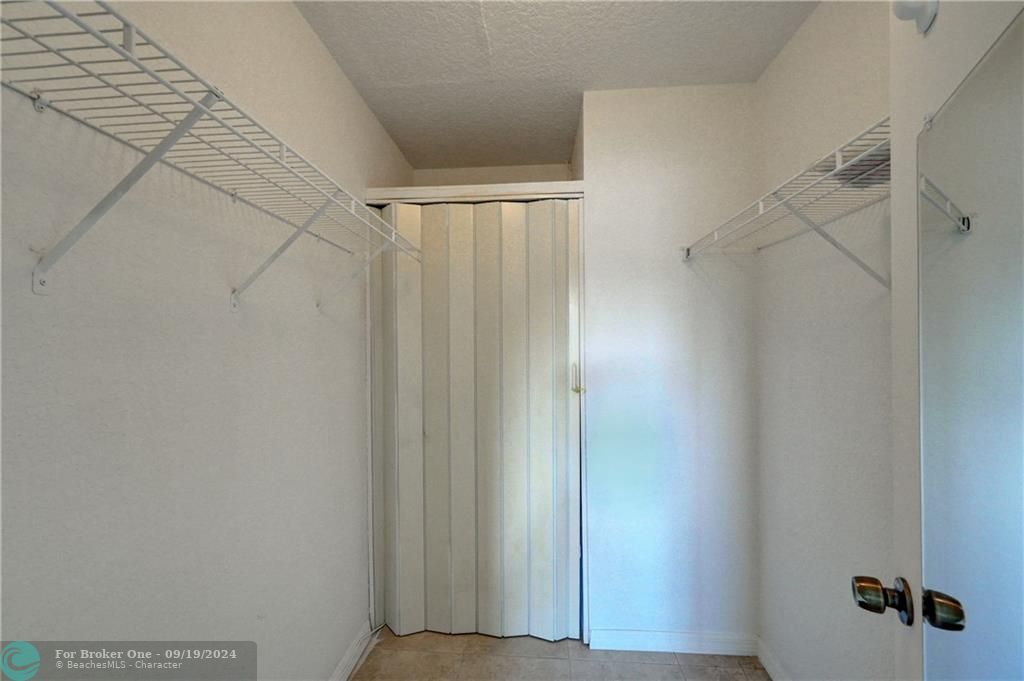 Active With Contract: $1,750 (2 beds, 2 baths, 990 Square Feet)