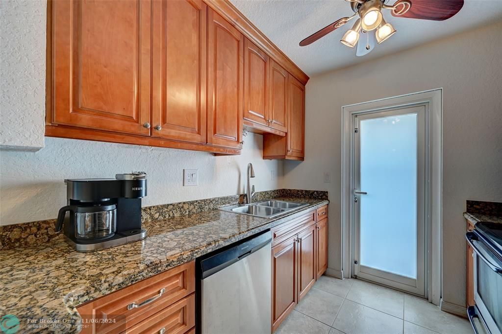 Active With Contract: $1,750 (2 beds, 2 baths, 990 Square Feet)