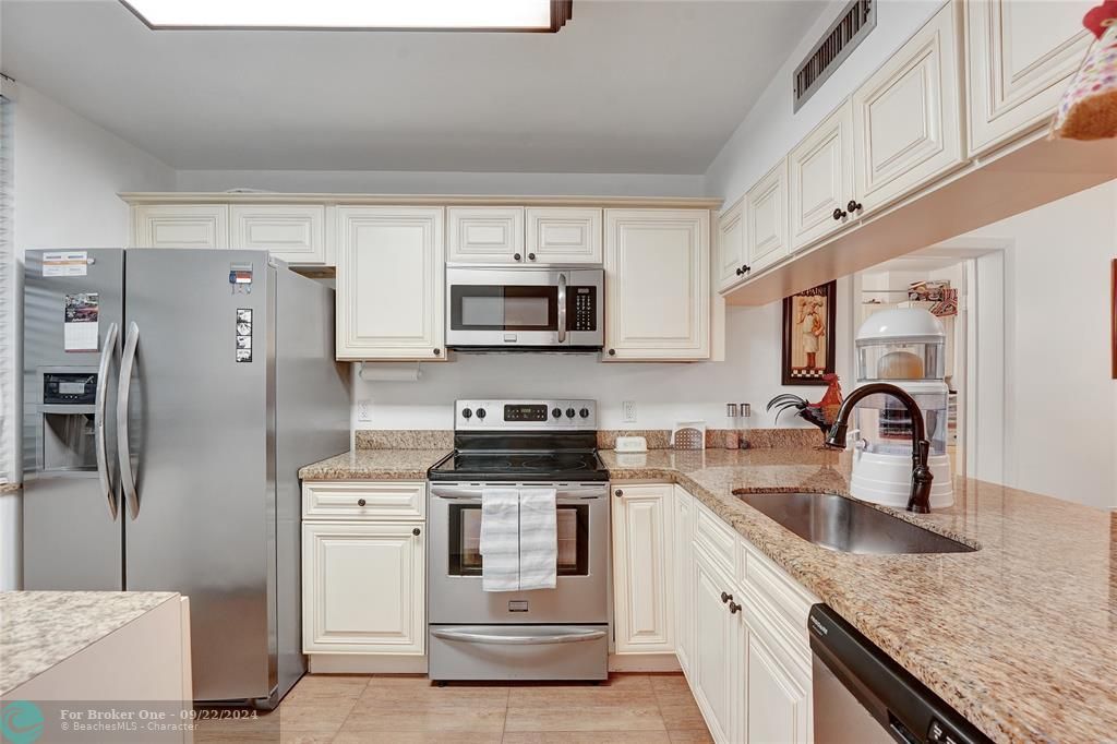 For Sale: $364,900 (2 beds, 2 baths, 1385 Square Feet)