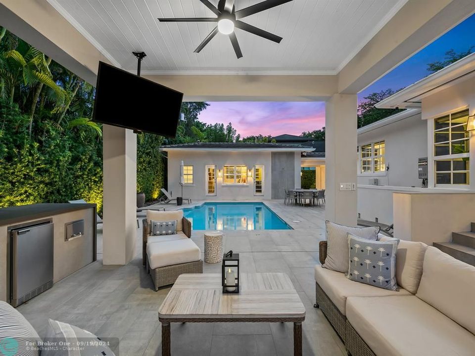 Active With Contract: $2,875,000 (4 beds, 3 baths, 2660 Square Feet)