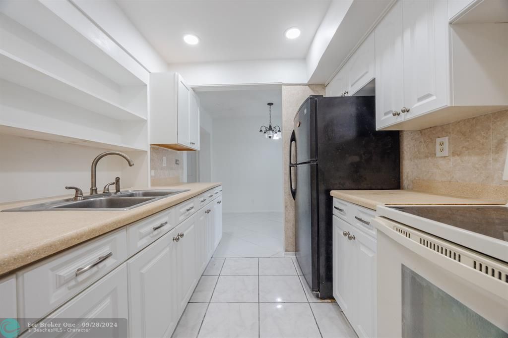 Active With Contract: $1,895 (2 beds, 1 baths, 1128 Square Feet)