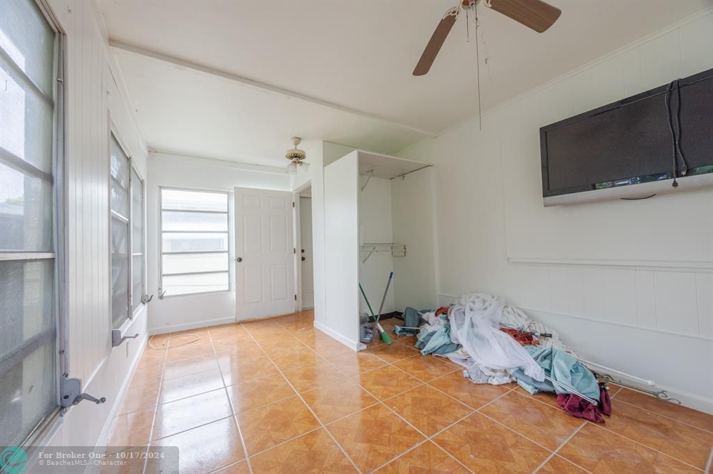 Active With Contract: $1,895 (2 beds, 1 baths, 1128 Square Feet)