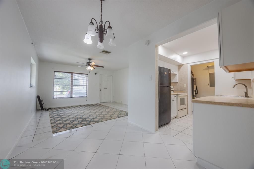 Active With Contract: $1,895 (2 beds, 1 baths, 1128 Square Feet)