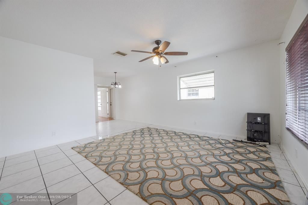 Active With Contract: $1,895 (2 beds, 1 baths, 1128 Square Feet)