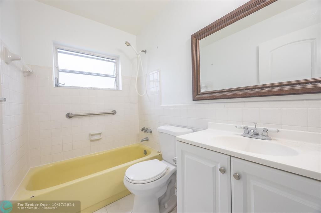 Active With Contract: $1,895 (2 beds, 1 baths, 1128 Square Feet)