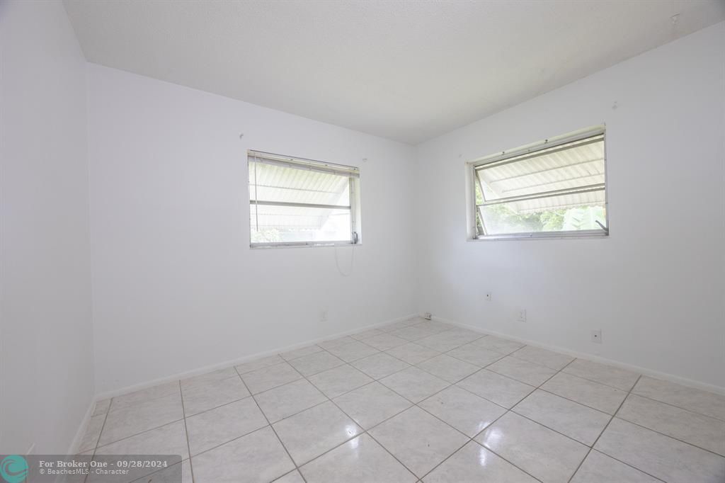 Active With Contract: $1,895 (2 beds, 1 baths, 1128 Square Feet)