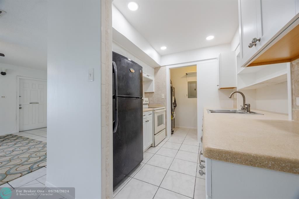 Active With Contract: $1,895 (2 beds, 1 baths, 1128 Square Feet)