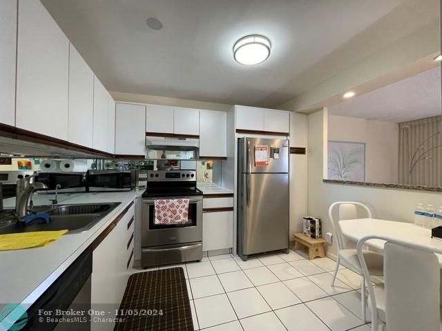 Active With Contract: $2,100 (1 beds, 1 baths, 900 Square Feet)