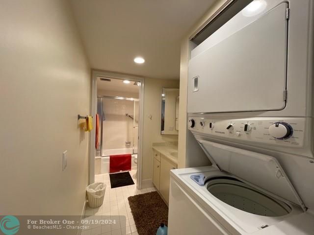 Active With Contract: $2,100 (1 beds, 1 baths, 900 Square Feet)