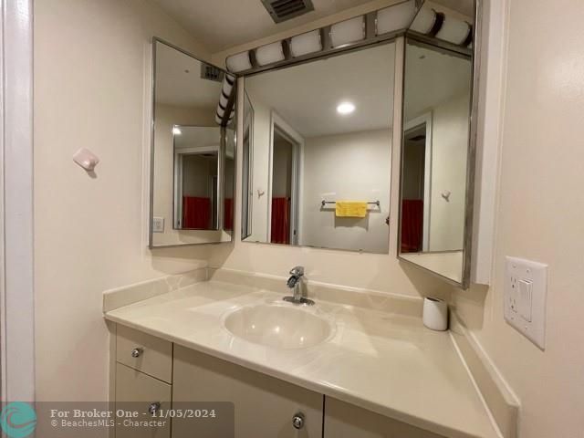 Active With Contract: $2,100 (1 beds, 1 baths, 900 Square Feet)