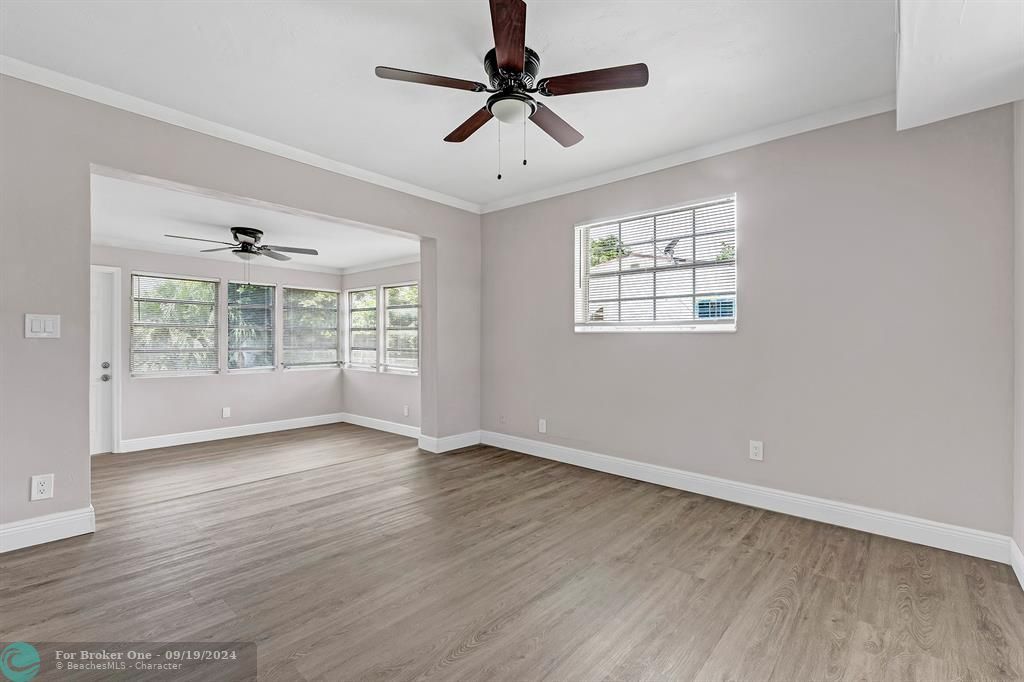 Active With Contract: $345,000 (2 beds, 1 baths, 920 Square Feet)