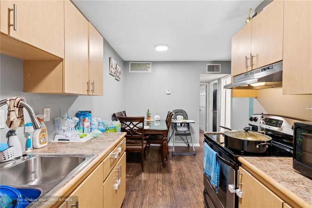 Active With Contract: $1,650 (2 beds, 1 baths, 738 Square Feet)