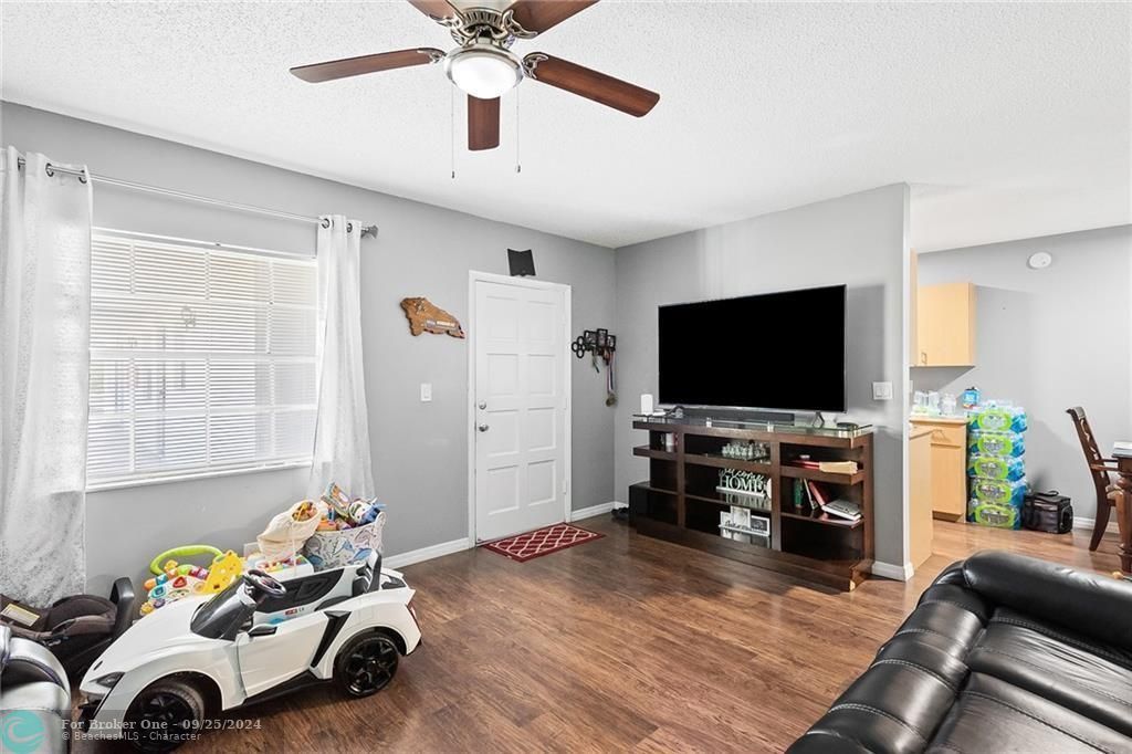 Active With Contract: $1,650 (2 beds, 1 baths, 738 Square Feet)