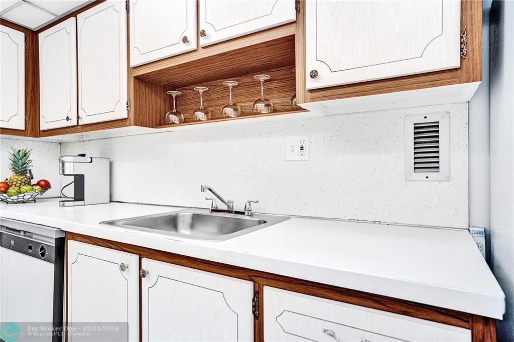 Active With Contract: $2,300 (1 beds, 1 baths, 950 Square Feet)