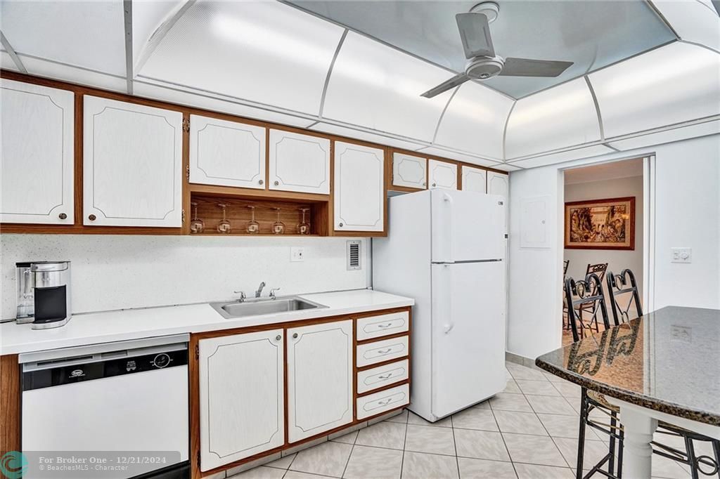 Active With Contract: $2,300 (1 beds, 1 baths, 950 Square Feet)