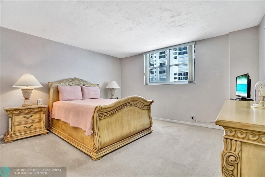 Active With Contract: $2,300 (1 beds, 1 baths, 950 Square Feet)