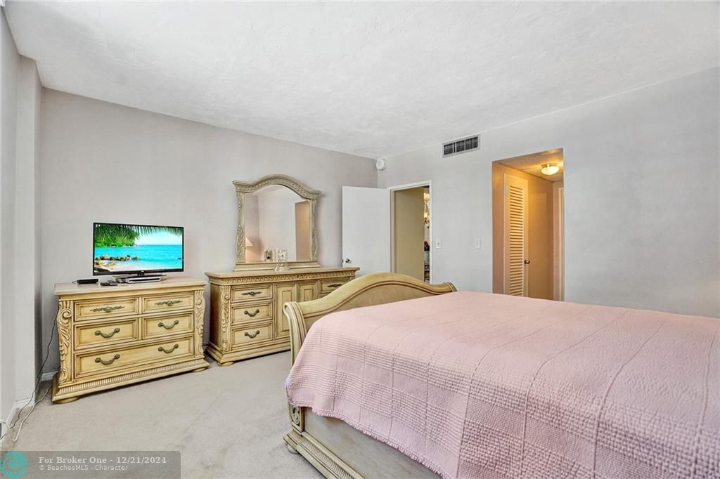 Active With Contract: $2,300 (1 beds, 1 baths, 950 Square Feet)