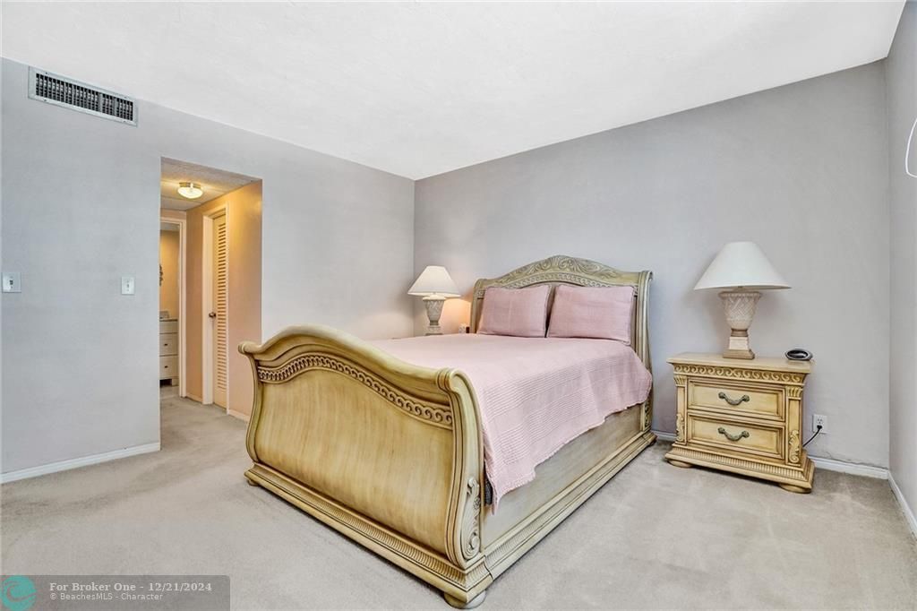 Active With Contract: $2,300 (1 beds, 1 baths, 950 Square Feet)