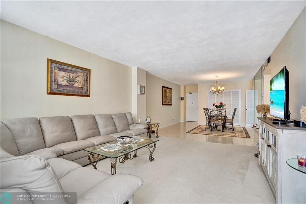 Active With Contract: $2,300 (1 beds, 1 baths, 950 Square Feet)