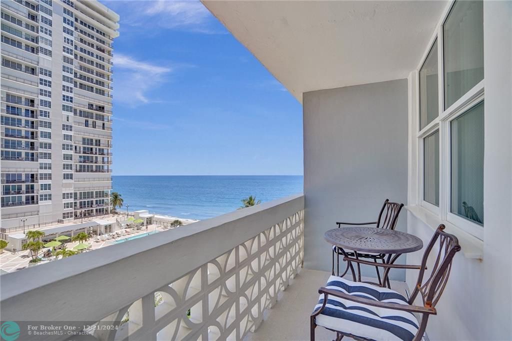 Active With Contract: $2,300 (1 beds, 1 baths, 950 Square Feet)