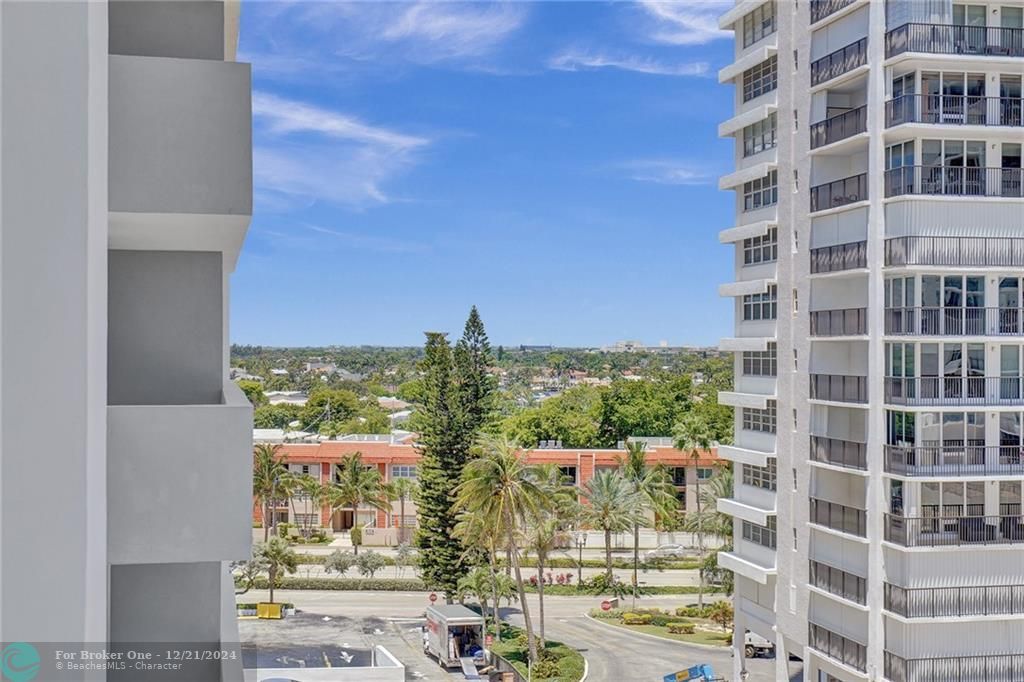 Active With Contract: $2,300 (1 beds, 1 baths, 950 Square Feet)